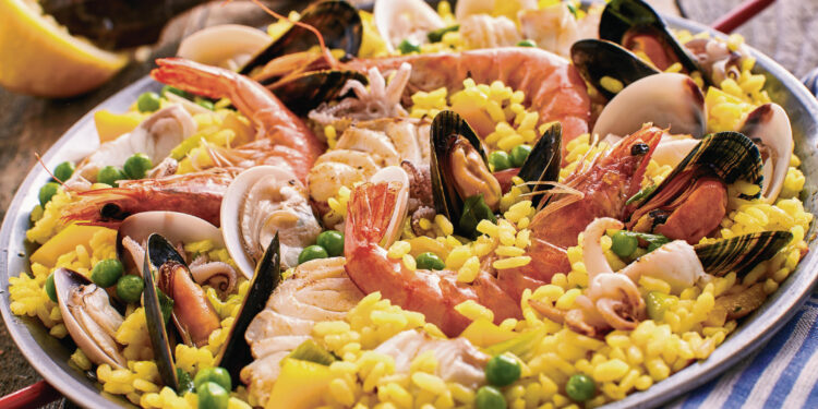 Esta paella no solo deleitará tus sentidos con su explosión de sabores marinos, sino que también creará un ambiente perfecto para celebrar el amor y la compañía.