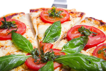 La Pizza Margarita: una celebración de sabores simples pero profundos, donde la frescura y la calidad de los ingredientes hablan por sí mismos.
