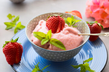 Disfruta del sabor fresco y natural del helado casero de fresa, una delicia que enamora a primera cucharada.