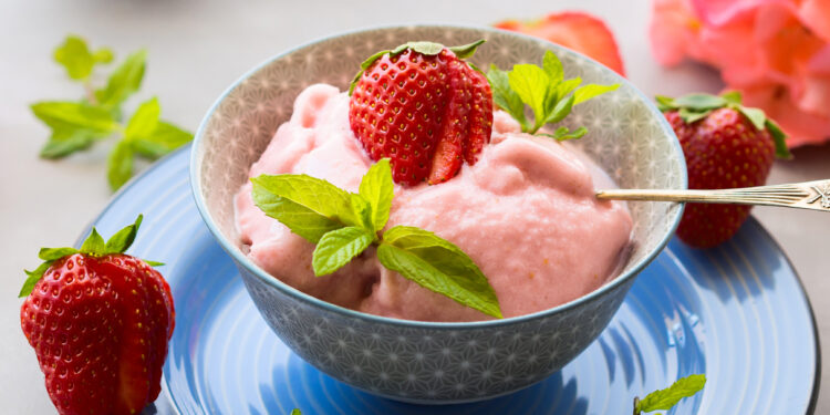 Disfruta del sabor fresco y natural del helado casero de fresa, una delicia que enamora a primera cucharada.