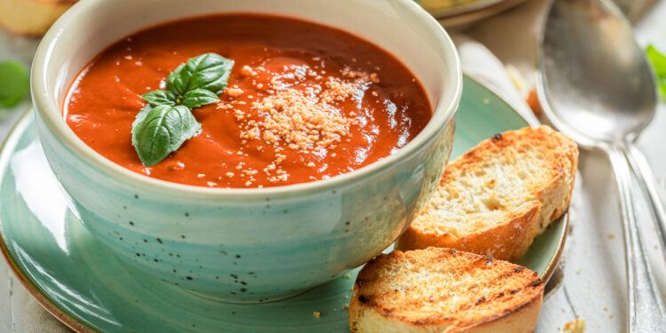 La Sopa de Tomate Casera: un plato sencillo pero lleno de sabor, ideal para cualquier momento.(Dreamstime)