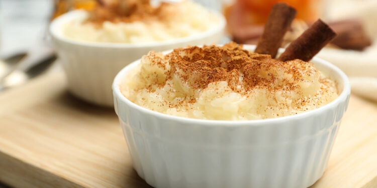 El arroz con leche se convierte en el postre perfecto para endulzar cualquier momento, con su suavidad y aroma característicos. (Dreamstime)