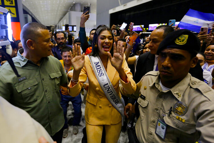 La primera nicaragüense y centroamericana que gana Miss Universo, Sheynnis Palacios (c), saluda a su llegada al Aeropuerto Internacional de Tocumen este lunes, en Ciudad de Panamá (Panamá). Desde que se coronó en noviembre del año pasado en El Salvador, la reina de la belleza aún no ha regresado a Nicaragua, donde el Gobierno que preside Daniel Ortega lanzó su propio certamen de belleza tras acusar a la representación de Miss Universo en el país por los delitos de conspiración y traición a la patria y desterró a su exdirectora. EFE/ Carlos Lemos