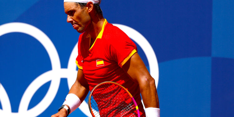 El tenista español Rafa Nadal reacciona ante el serbio Novak Djokovic durante el partido celebrado en el marco de los Juegos Olímpicos de París, este lunes. EFE/ Juanjo Martín