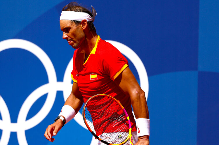 El tenista español Rafa Nadal reacciona ante el serbio Novak Djokovic durante el partido celebrado en el marco de los Juegos Olímpicos de París, este lunes. EFE/ Juanjo Martín