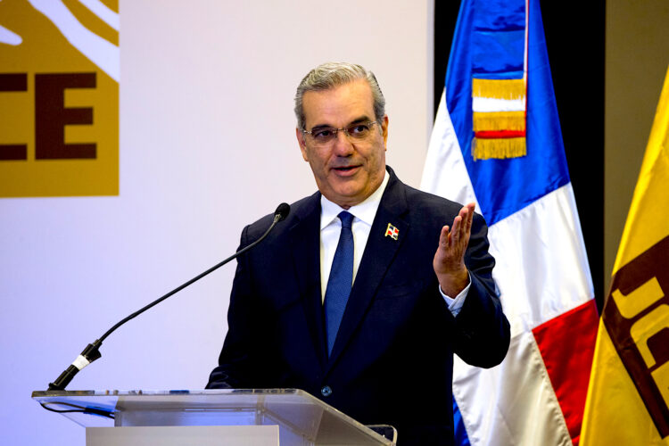 Fotografía de archivo del 11 de julio de 2024 del presidente dominicano, Luis Abinader, hablando tras recibir el certificado que le acredita como ganador de las elecciones del 19 de mayo en Santo Domingo (República Dominicana). Abinader asumirá el próximo viernes su segundo y último periodo de Gobierno tras lograr la reelección en mayo pasado, y lo hará con la vista puesta en una reforma constitucional, criticada por muchos, y una reforma fiscal, postergada durante años. A solo horas de conocerse los resultados de las elecciones de mayo, Abinader, del Partido Revolucionario Moderno (PRM, liberal y progresista), anunció su intención de cambiar la Constitución, la cual sería la cuarta reforma de este siglo, y todo indica que lo hará. EFE/ Orlando Barría