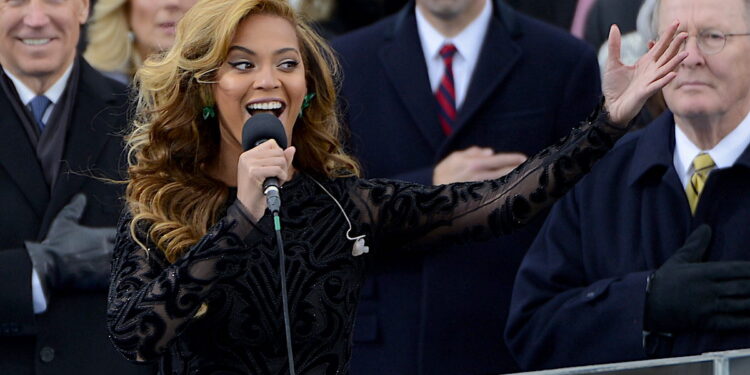 Fotografía de archivo de la cantante estadounidense Beyonce interpretando el himno nacional durante la ceremonia de investidura del segundo mandato de Barack Obama, el 21 de enero de 2013, en el Capitolio en Washington (Estados Unidos). La música de la superestrella estadounidense Beyoncé aupó este jueves la candidatura de Kamala Harris a la presidencia y la conectó con la lucha de la comunidad afroamericana en Estados Unidos. Harris hizo historia hoy al convertirse en la primera mujer negra y de origen indio en ser candidata a la presidencia por parte de uno de los dos principales partidos del país y subió al escenario acompañada de la canción 'Freedom' de Beyoncé, ya un himno de su campaña. EFE/ Shawn Thew