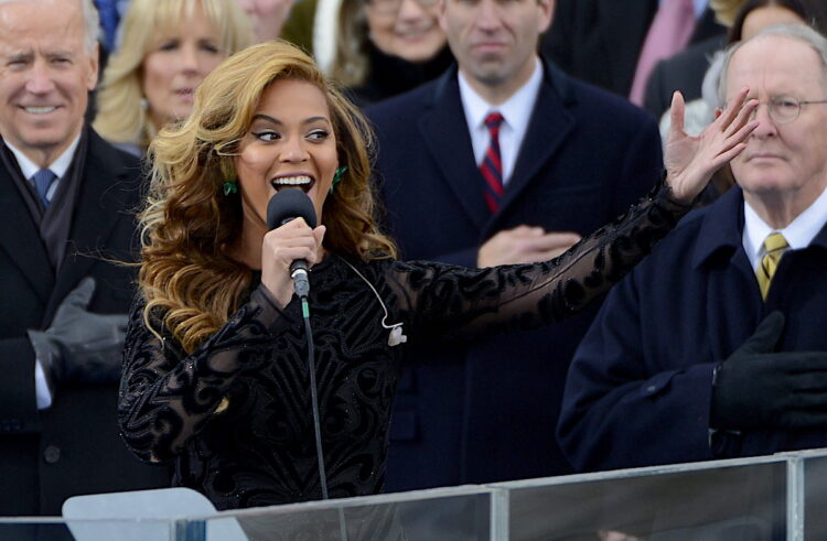 Fotografía de archivo de la cantante estadounidense Beyonce interpretando el himno nacional durante la ceremonia de investidura del segundo mandato de Barack Obama, el 21 de enero de 2013, en el Capitolio en Washington (Estados Unidos). La música de la superestrella estadounidense Beyoncé aupó este jueves la candidatura de Kamala Harris a la presidencia y la conectó con la lucha de la comunidad afroamericana en Estados Unidos. Harris hizo historia hoy al convertirse en la primera mujer negra y de origen indio en ser candidata a la presidencia por parte de uno de los dos principales partidos del país y subió al escenario acompañada de la canción 'Freedom' de Beyoncé, ya un himno de su campaña. EFE/ Shawn Thew