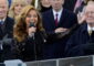 Fotografía de archivo de la cantante estadounidense Beyonce interpretando el himno nacional durante la ceremonia de investidura del segundo mandato de Barack Obama, el 21 de enero de 2013, en el Capitolio en Washington (Estados Unidos). La música de la superestrella estadounidense Beyoncé aupó este jueves la candidatura de Kamala Harris a la presidencia y la conectó con la lucha de la comunidad afroamericana en Estados Unidos. Harris hizo historia hoy al convertirse en la primera mujer negra y de origen indio en ser candidata a la presidencia por parte de uno de los dos principales partidos del país y subió al escenario acompañada de la canción 'Freedom' de Beyoncé, ya un himno de su campaña. EFE/ Shawn Thew