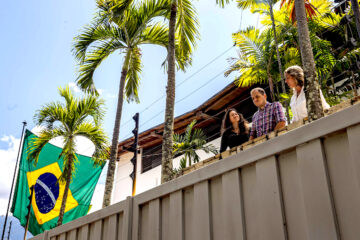 Claudia Macero (i), Pedro Uchurrurtu (c) y Magalli Meda, asilados en la residencia del embajador de Argentina, saludan a los medios de comunicación desde un balcón con la bandera de Brasil a un costado este jueves en Caracas (Venezuela). El Gobierno de Argentina manifestó este jueves que está "convencido" de que los opositores venezolanos asilados en la embajada argentina en Caracas estarán a "resguardo" bajo bandera brasileña después de que los diplomáticos de Buenos Aires fueran expulsados por el Gobierno de Nicolás Maduro. EFE/ Henry Chirinos