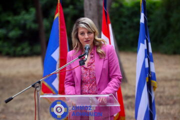 Fotografía de archivo del 17 de abril de 2024 de la ministra de Exteriores canadiense, Mélanie Joly, hablando desde Atenas (Grecia). Canadá aseguró que no tiene intención de inmiscuirse en la política interna de México tras la "pausa" de relaciones anunciada el martes por el presidente Andrés Manuel López Obrador, pero añadió que los inversores canadienses han expresado su preocupación por las reformas constitucionales propuestas por el Gobierno mexicano. Un portavoz del Ministerio de Asuntos Exteriores de Canadá aseguró este miércoles a EFE que Ottawa "totalmente respeta la soberanía mexicana y no tiene intención de intervenir en los asuntos internos de México".  EFE/ Orestis Panagiotou