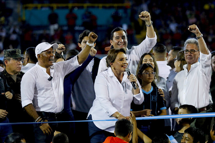 La presidenta de Honduras, Xiomara Castro (c), participa en la inauguración del histórico estadio Morazan, este viernes en San Pedro Sula (Honduras). EFE/ Jose Valle