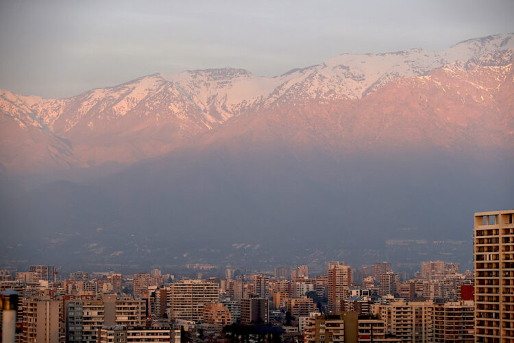 Fotografía de Santiago y la cordillera de Los Andes, el 27 de agosto 2024, en Santiago (Chile). El estallido social de hace cinco años y los largos confinamientos decretados por la pandemia sumieron a Santiago en un letargo turístico del que va poco a poco despertando, promocionando sus barrios patrimoniales, Los Andes y una robusta oferta vitivinícola y gastronómica. Durante el primer semestre del año, llegaron al principal aeropuerto de la capital más de 1,2 millones de turistas extranjeros -un 38,2 % más que el año pasado-, de los cuales un poco menos de la mitad pasaron unos días en la ciudad. EFE/ Elvis González