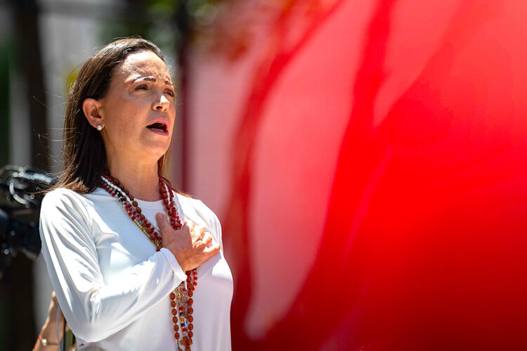 La líder opositora venezolana, María Corina Machado, canta el himno nacional ante seguidores en una manifestación en Caracas (Venezuela). Machado aseguró que los militares del país "saben lo que tienen que hacer en esta hora", cuando se cumple un mes de las elecciones presidenciales, cuyo resultado oficial -que favoreció a Nicolás Maduro- la exdiputada señala de fraudulento, igual que buena parte de la comunidad internacional. EFE/ Ronald Peña