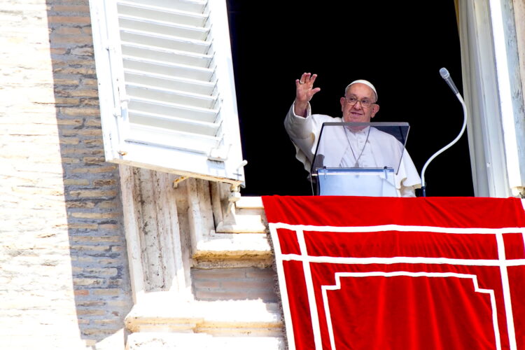 El papa Francisco preside el rezo del Ángelus, la tradicional oración dominical, desde la ventana de su despacho con vista a la plaza de San Pedro, en Ciudad del Vaticano, este domingo.-EFE/ Angelo Carconi