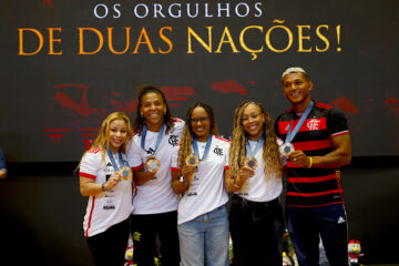 Desde la izquierda, los deportistas brasileños Flavia Saraiva, Rafaela Silva, Rebeca Andrade,  Lorrane Oliveira e Isaquias Queiroz posan con sus medallas este miércoles, durante un homenaje por su actuación en los Juegos Olímpicos Paris 2024 ofrecido por el Club Flamengo en Río de Janeiro (Brasil). EFE/ Antonio Lacerda