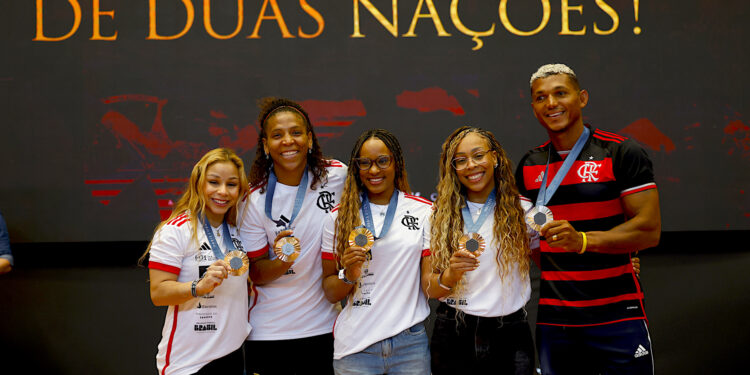 Desde la izquierda, los deportistas brasileños Flavia Saraiva, Rafaela Silva, Rebeca Andrade,  Lorrane Oliveira e Isaquias Queiroz posan con sus medallas este miércoles, durante un homenaje por su actuación en los Juegos Olímpicos Paris 2024 ofrecido por el Club Flamengo en Río de Janeiro (Brasil). EFE/ Antonio Lacerda