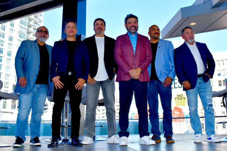 La banda Intocable posa durante una rueda de prensa en el Museo del Grammy, en Los Ángeles (Estados Unidos). Orgullosos de haber trabajado incansablemente por treinta años, Intocable cristaliza su legado en el Museo del Grammy con la donación de un acordeón de su colección y una chaqueta que formó parte de una de sus giras. EFE/ Mónica Rubalcava