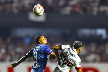 Fotografía del 22 de agosto de 2024 de Juan Izquierdo (i) de Nacional durante un partido de vuelta de octavos de final de la Copa Libertadores entre Sao Paulo y Nacional en el estadio Morumbi en Sao Paulo (Brasil). El futbolista uruguayo Juan Izquierdo falleció este martes en la ciudad brasileña de Sao Paulo, donde se encontraba internado con un cuadro neurológico crítico. EFE/ Isaac Fontana