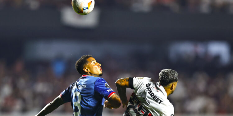 Fotografía del 22 de agosto de 2024 de Juan Izquierdo (i) de Nacional durante un partido de vuelta de octavos de final de la Copa Libertadores entre Sao Paulo y Nacional en el estadio Morumbi en Sao Paulo (Brasil). El futbolista uruguayo Juan Izquierdo falleció este martes en la ciudad brasileña de Sao Paulo, donde se encontraba internado con un cuadro neurológico crítico. EFE/ Isaac Fontana