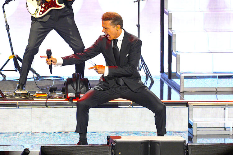 El cantante mexicano Luis Miguel, durante el concierto del Starlite Occident Festival ofrecido este miércoles en la localidad malagueña de Marbella. EFE/Juan Carlos Domínguez