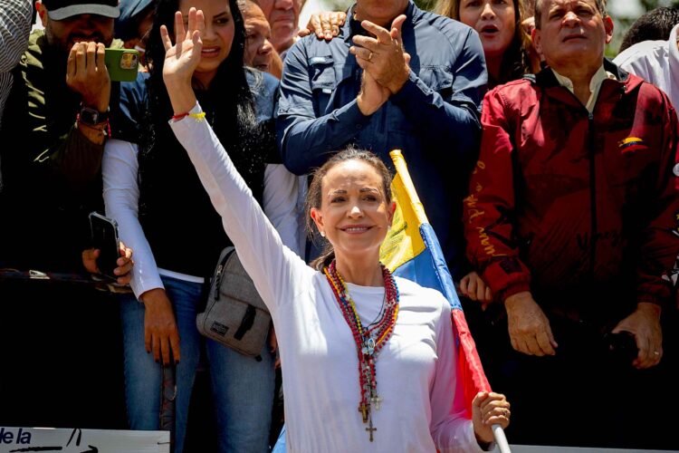 Fotografía del 3 de agosto del 2024 donde se observa a la líder opositora venezolana María Corina Machado saludando en una manifestación de apoyo al candidato a la presidencia de Venezuela Edmundo González, en Caracas (Venezuela). Machado está convencida de que Edmundo González Urrutia tomará juramento como nuevo jefe de Estado el 10 de enero de 2025, cuando comienza el nuevo período de Gobierno, pese a la proclamación de Nicolás Maduro como ganador de las elecciones del 28 de julio, un triunfo cuestionado dentro y fuera del país. EFE/ Ronald Peña R.