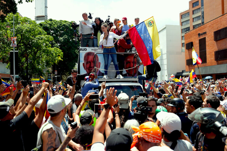 La líder opositora de Venezuela María Corina Machado asiste a una protesta en rechazo a los resultados oficiales de las elecciones presidenciales -que dan la victoria al presidente Nicolás Maduro-, este sábado en Caracas (Venezuela). Sobre un camión, Machado llegó a la manifestación en una zona del este de Caracas, junto a los antichavistas Delsa Solórzano, Juan Pablo Guanipa, María Beatriz Martínez, Biagio Pilieri y Williams Dávila, todos miembros de partidos que conforman la mayor coalición antichavista, Plataforma Unitaria Democrática (PUD). Hasta el momento no se ha confirmado la presencia del candidato de la coalición, Edmundo González Urrutia. EFE/ Ronald Peña R.