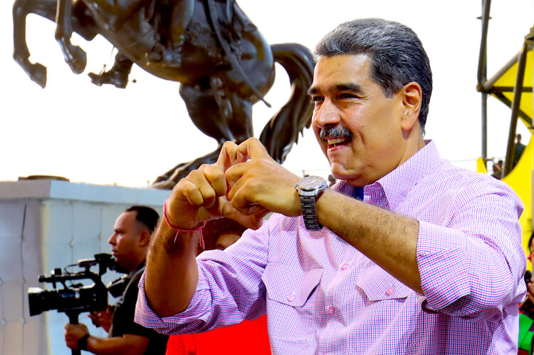 Fotografía cedida por Prensa Miraflores del presidente de Venezuela, Nicolás Maduro durante un acto de gobierno, en La Guaira (Venezuela). El presidente de Venezuela, Nicolás Maduro, afirmó este jueves que el abanderado de la mayor coalición opositora de la nación caribeña, Edmundo González Urrutia, es la representación de la "deslealtad" a la Constitución, a los poderes públicos y a los ciudadanos. EFE/ PRENSA MIRAFLORES/