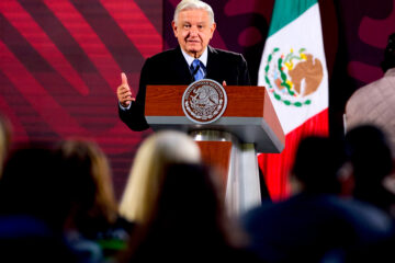 =Fotografía cedida por la presidencia de México del mandatario mexicano, Andrés Manuel López Obrador, hablando en una rueda de prensa en Palacio Nacional este miércoles, en la Ciudad de México (México). López Obrador afirmó que su sucesora, Claudia Sheinbaum, coincide en que hace falta la reforma judicial y negó que ella haya pedido no precipitar la aprobación de la iniciativa que busca elegir a jueces por voto popular. EFE/Presidencia de México/