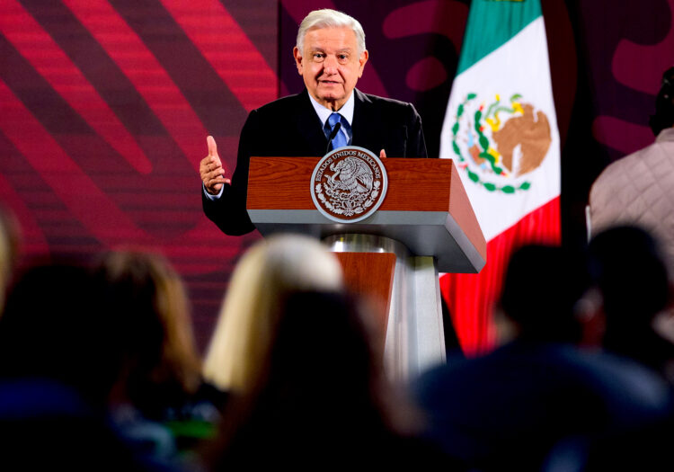 =Fotografía cedida por la presidencia de México del mandatario mexicano, Andrés Manuel López Obrador, hablando en una rueda de prensa en Palacio Nacional este miércoles, en la Ciudad de México (México). López Obrador afirmó que su sucesora, Claudia Sheinbaum, coincide en que hace falta la reforma judicial y negó que ella haya pedido no precipitar la aprobación de la iniciativa que busca elegir a jueces por voto popular. EFE/Presidencia de México/