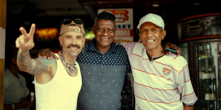 Fotografía promocional sin fecha cedida por la publicista Andrea Ramírez del artista colombiano Mike Bahía (i) posando durante el rodaje de su documental. El cantante y compositor Mike Bahía ha lanzado el documental autobiográfico 'Desde la sucursal del cielo', un viaje íntimo a sus raíces en la vibrante ciudad de Cali (Colombia) en el que "redescubre su esencia y la conexión con su tierra natal". Michael Egred Mejía(Cali, 1987), más conocido como Mike Bahía, ganador de un Grammy Latino en 2020 como Mejor Artista Nuevo, define el documental como una exploración profunda de sus raíces y, al mismo tiempo, una búsqueda interna. EFE/ Andrea Ramírez /SOLO USO EDITORIAL/