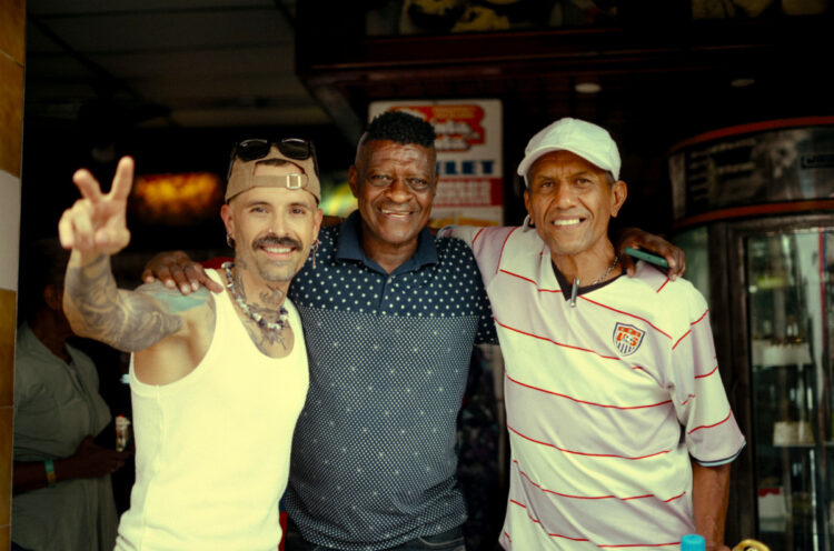 Fotografía promocional sin fecha cedida por la publicista Andrea Ramírez del artista colombiano Mike Bahía (i) posando durante el rodaje de su documental. El cantante y compositor Mike Bahía ha lanzado el documental autobiográfico 'Desde la sucursal del cielo', un viaje íntimo a sus raíces en la vibrante ciudad de Cali (Colombia) en el que "redescubre su esencia y la conexión con su tierra natal". Michael Egred Mejía(Cali, 1987), más conocido como Mike Bahía, ganador de un Grammy Latino en 2020 como Mejor Artista Nuevo, define el documental como una exploración profunda de sus raíces y, al mismo tiempo, una búsqueda interna. EFE/ Andrea Ramírez /SOLO USO EDITORIAL/