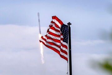 La misión de reabastecimiento de carga Cygnus NG-21 despega en un Falcon 9 de SpaceX desde el Complejo de Lanzamiento Espacial 40 de Cabo Cañaveral, en la Estación de la Fuerza Espacial de Cabo Cañaveral, Florida, EE. UU., el 4 de agosto de 2024. Según la NASA, "debido a la retirada del cohete Antares 230+, Northrop Grumman compró tres misiones de SpaceX para lanzar la nave espacial Cygnus a la Estación Espacial Internacional antes de que el cohete Antares 330 entre en operación y cumpla con el manifiesto del contrato de la Fase 2 del CRS". EFE/EPA/CRISTOBAL HERRERA-ULASHKEVICH