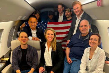 Fotografía divulgada por la cuenta de X del presidente de Estados Unidos, Joe Biden, @POTUS de los americanos detenidos en Rusia en el avión de regreso a Estados Unidos. El presidente de Estados Unidos, Joe Biden, cerró el acuerdo para el histórico intercambio de prisioneros con Rusia de este jueves con una llamada que mantuvo con el primer ministro de Eslovenia, Robert Golob, una hora antes de anunciar que renunciaba a presentarse a la reelección. Biden llamó al líder esloveno el domingo 21 de julio al mediodía para "coordinar los detalles finales" del acuerdo, explicó el coordinador de Seguridad Nacional de la Casa Blanca, Jake Sullivan. EFE/ @potus