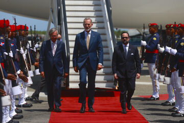 El rey Felipe VI camina en medio de una guardia de honor a su llegada al aeropuerto Las Américas con motivo de la investidura para un segundo mandato del presidente de la República Dominicana Luis Abinader este jueves, en Santo Domingo (República Dominicana). EFE/ Orlando Barria