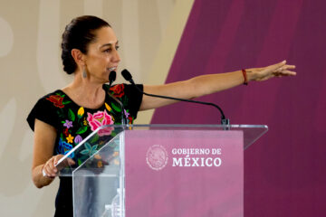 La presidenta electa de México, Claudia Sheinbaum, habla durante un acto político este domingo en Monterrey (México). Sheinbaum prometió continuar en su administración el respaldo al industrial estado de Nuevo León, al señalar que habrá apoyos para los proyectos de infraestructura que encabeza el Gobierno estatal y ofreció la construcción del tren México-Nuevo Laredo, que pasará por la ciudad de Monterrey, capital de Nuevo León. EFE/Miguel Sierra