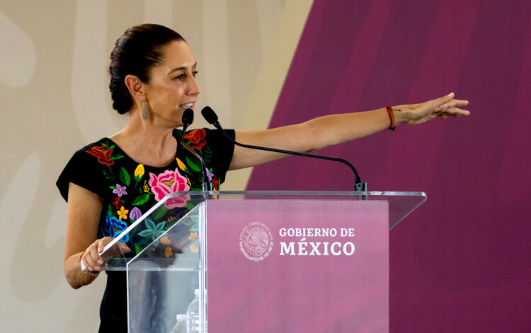 La presidenta electa de México, Claudia Sheinbaum, habla durante un acto político este domingo en Monterrey (México). Sheinbaum prometió continuar en su administración el respaldo al industrial estado de Nuevo León, al señalar que habrá apoyos para los proyectos de infraestructura que encabeza el Gobierno estatal y ofreció la construcción del tren México-Nuevo Laredo, que pasará por la ciudad de Monterrey, capital de Nuevo León. EFE/Miguel Sierra