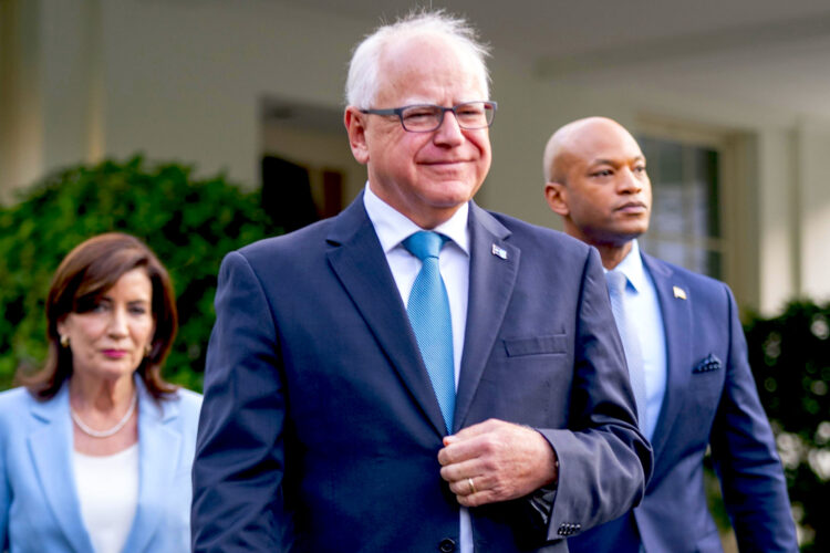 otografía de archivo del 03 de julio de 2024 que muestra al gobernador de Minnesota, Tim Walz (c), la gobernadora de Nueva York, Kathy Hochul (i), y el gobernador de Maryland, Wes Moore (d), saliendo del Ala Oeste para hacer declaraciones a los medios de comunicación tras su reunión con el presidente de EE.UU., Joe Biden, en la Casa Blanca en Washington (Estados Unidos). La vicepresidenta y nominada del Partido Demócrata para las elecciones generales de noviembre, Kamala Harris, ha elegido como su fórmula a la Vicepresidencia a Tim Walz, gobernador de Minnesota, según adelantó este martes la cadena CNN. EFE/EPA/SHAWN THEW ARCHIVO