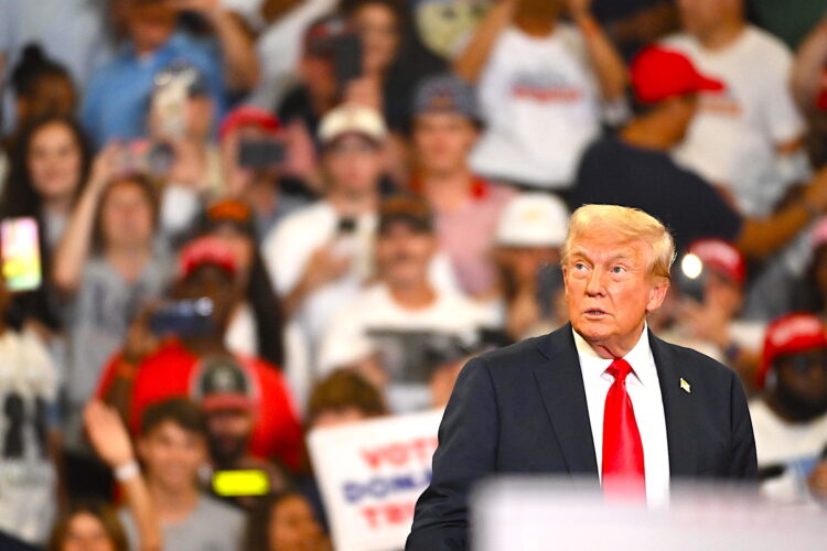 Fotografía fechada el 03 de agosto de 2024 del candidato republicano a la presidencia de Estados Unidos Donald Trump durante un evento electoral en Atlanta (EE. UU). El expresidente de EE.UU. Donald Trump, demandó al Departamento de Justicia por 100 millones de dólares al considerar que la redada y registro realizados en 2022 en su residencia de Mar-a-Lago para confiscar documentos clasificados que se llevó de la Casa Blanca son inconstitucionales y buscaron dañar su reputación. La demanda del también candidato republicano a la presidencia, que fue presentada bajo la Ley Federal de Demandas por Agravio (FTCA, en inglés), alega que la redada muestra "la clara intencionalidad de persecución política" contra el expresidente  (2017-2021), al que se investigó y acusó de retención ilegal de documentos confidenciales de la Casa Blanca. EFE/ Edward M. Pio Roda