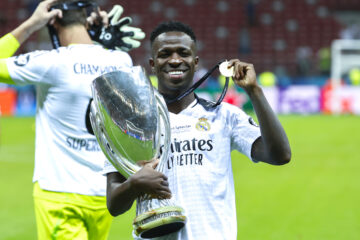 El delantero del Real Madrid Vinicius Jr. con el trofeo tras la disputa de la Supercopa de Europa de fútbol que Real Madrid y Atalanta jugaron este miércoles en el Estadio Nacional de Polonia, en Varsovia.EFE/ Mariscal