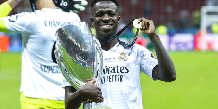 El delantero del Real Madrid Vinicius Jr. con el trofeo tras la disputa de la Supercopa de Europa de fútbol que Real Madrid y Atalanta jugaron este miércoles en el Estadio Nacional de Polonia, en Varsovia.EFE/ Mariscal