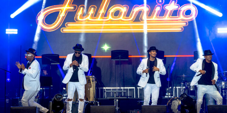 El grupo Fulanito se presenta en el concierto de verano 'Rise Up NYC', este miércoles en el Bronx (Estados Unidos). El salsero puertorriqueño Víctor Manuelle puso a bailar hoy a cientos de personas durante un concierto en el condado de El Bronx en Nueva York, donde recibió las llaves de la ciudad en reconocimiento a su carrera de tres décadas que lo han convertido en uno de los mimados del público. EFE/Ángel Colmenares