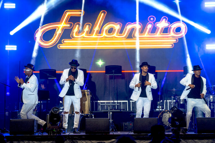 El grupo Fulanito se presenta en el concierto de verano 'Rise Up NYC', este miércoles en el Bronx (Estados Unidos). El salsero puertorriqueño Víctor Manuelle puso a bailar hoy a cientos de personas durante un concierto en el condado de El Bronx en Nueva York, donde recibió las llaves de la ciudad en reconocimiento a su carrera de tres décadas que lo han convertido en uno de los mimados del público. EFE/Ángel Colmenares