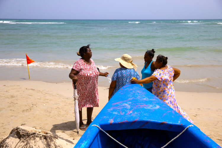 Fotografia que ilustra a personas en la playa de Guacayanes (República Dominicana). EFE/Orlando Barría