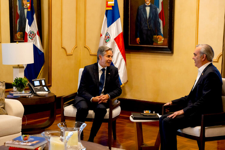 Fotografía publicada por el secretario de Estado de EE.UU., Antony Blinken (i), en sus redes sociales durante una reunión con el presidente dominicano, Luis Abinader (d), este viernes en Santo Domingo (República Dominicana). EFE/Sec. Blinken