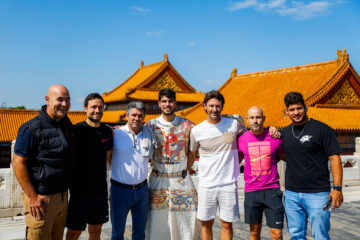 El tenista español Carlos Alcaraz (c), acompañado por su entrenador Juan Carlos Ferrero (3d) y por su padre Carlos Alcaraz González (3i), entre otros, visitaron la Ciudad Prohibida con un traje tradicional antes de participar en el Open de China que comienzó el jueves, 26 de septiembre. EFE/2024 China Open