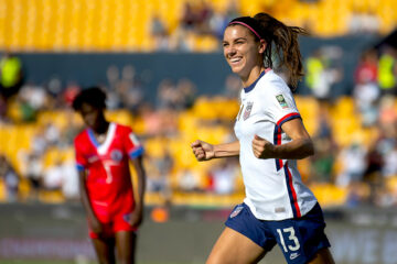 Fotografía de archivo del 4 de julio de 2024 de la futbolista Alex Morgan de Estados Unidos festejando una anotación Haití durante un juego del Campeonato Concacaf W 2022, en Monterrey (México). Morgan, la legendaria delantera de la selección de Estados Unidos, anunció este jueves su retirada del fútbol profesional y que disputará su último partido este domingo con sus San Diego Wave en la NWSL. EFE/ Miguel Sierra