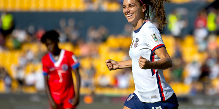 Fotografía de archivo del 4 de julio de 2024 de la futbolista Alex Morgan de Estados Unidos festejando una anotación Haití durante un juego del Campeonato Concacaf W 2022, en Monterrey (México). Morgan, la legendaria delantera de la selección de Estados Unidos, anunció este jueves su retirada del fútbol profesional y que disputará su último partido este domingo con sus San Diego Wave en la NWSL. EFE/ Miguel Sierra