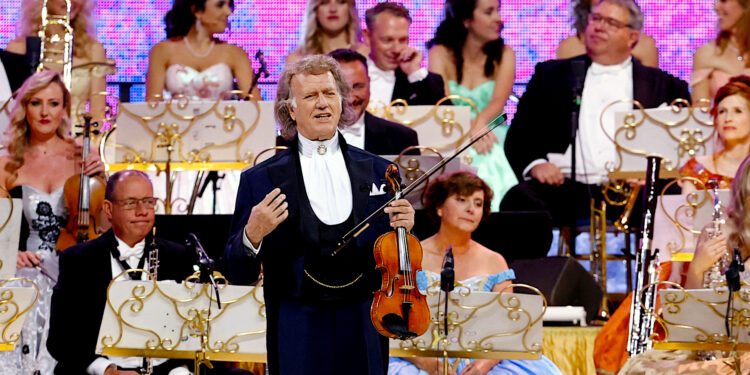 El violinista holandés André Rieu se presentó, en Bogotá (Colombia). EFE/ Mauricio Dueñas Castañeda