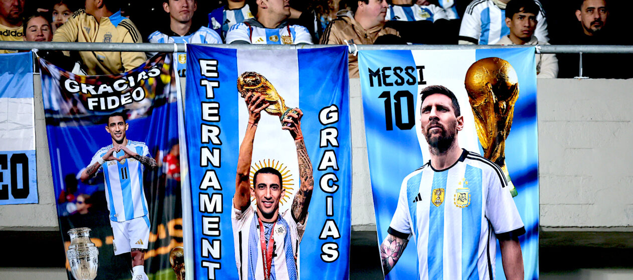 Fotografía de carteles en honor a los jugadores de Argentina Ángel Di María y Lionel Messi este jueves, en un partido de las eliminatorias sudamericana para el Mundial 2026 entre Argentina y Chile en el estadio Más Monumental en Buenos Aires (Argentina). EFE/ STR